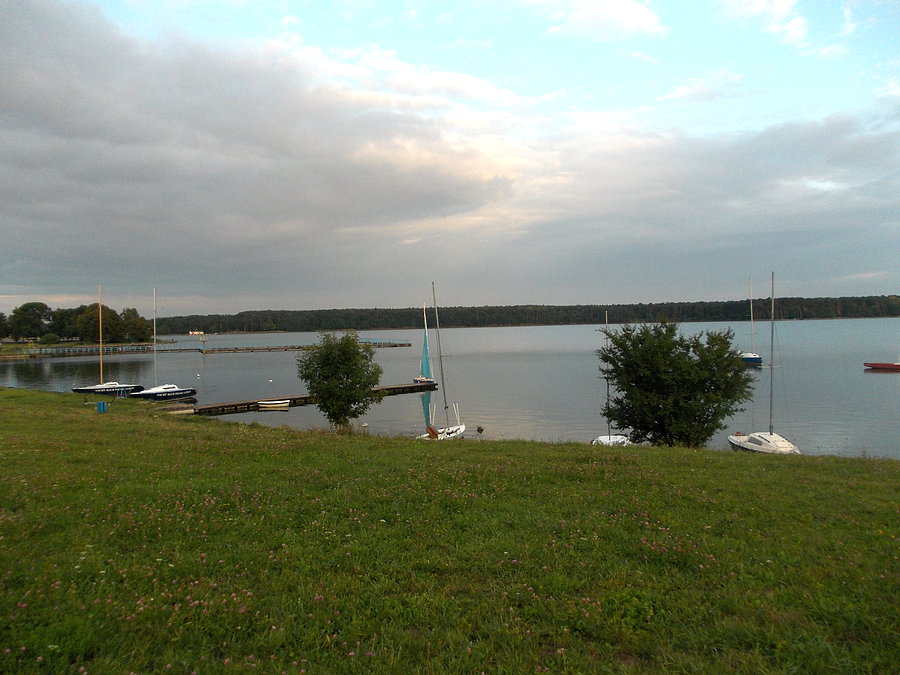 Ciemne chmury nad zalewem