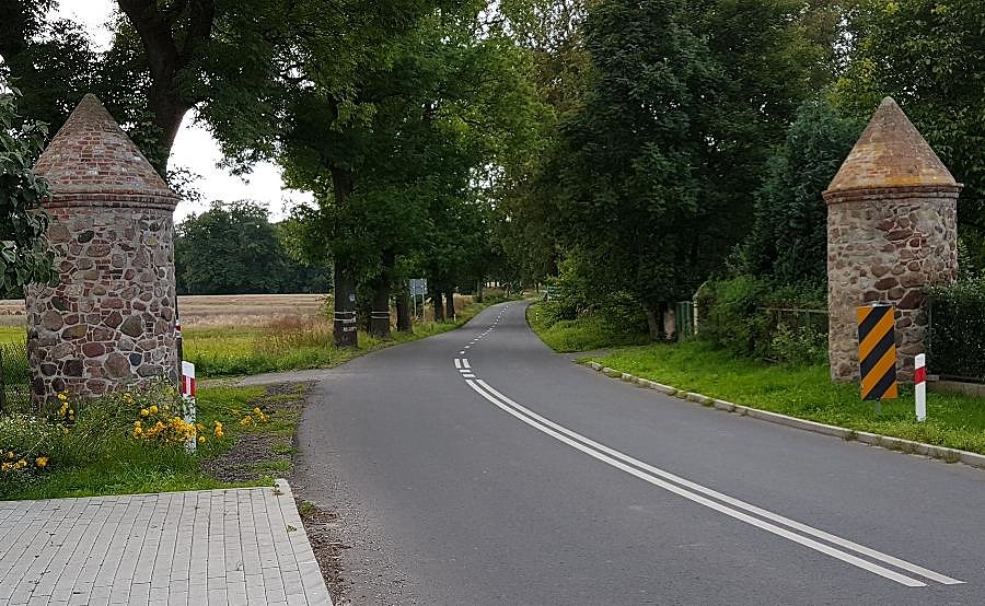 Krępcewo (niem.Kremzow) Słupy bramne z 1860r
