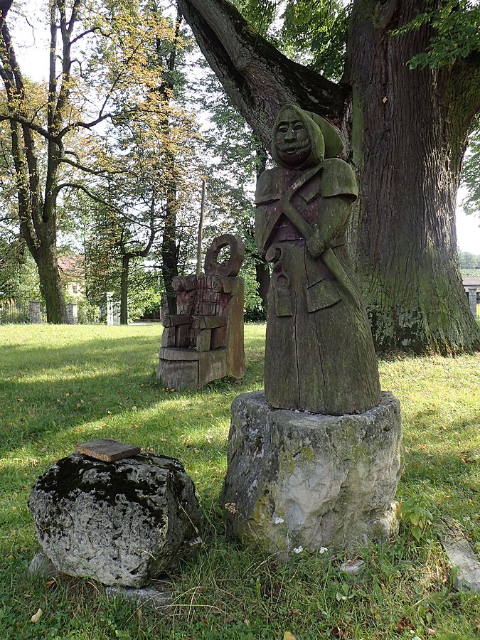 Drewniana rzeźba koło dworku