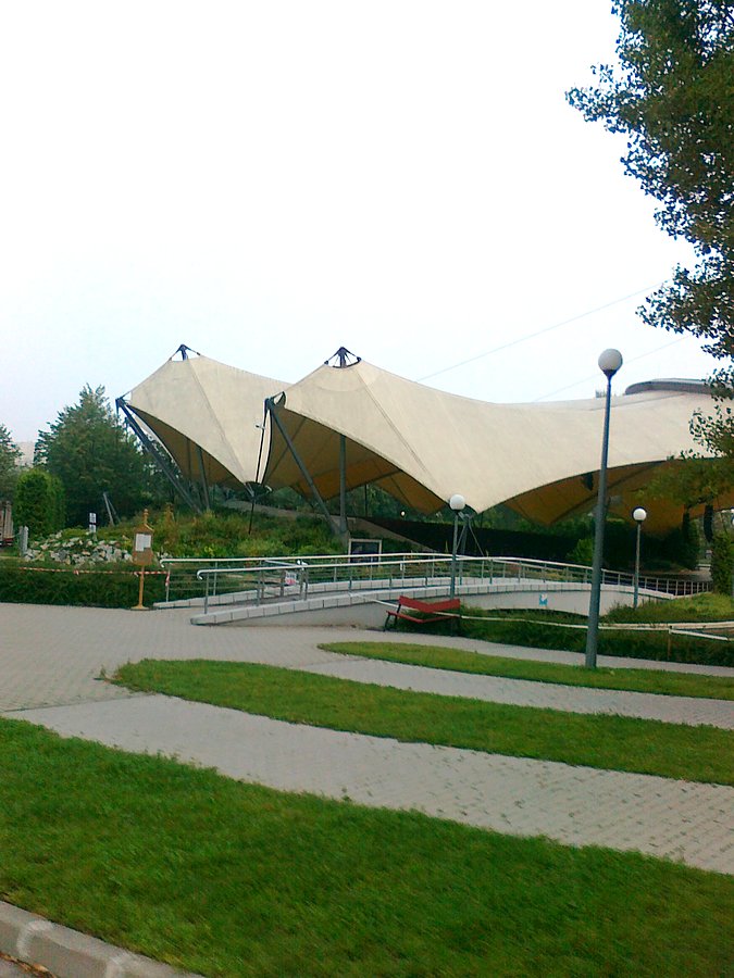 Przez park