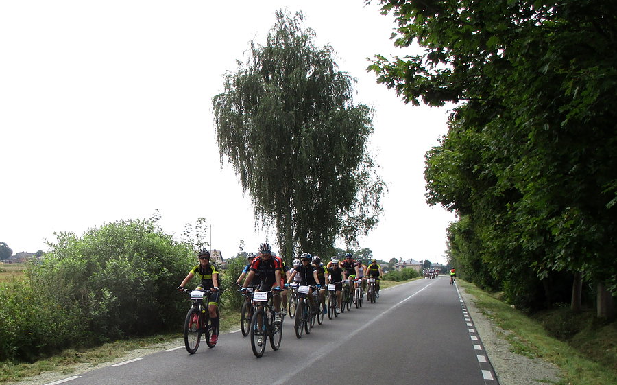 Atrakcja widziana z przeciwka. W sumie mijałem 3 takie peletoniki, wszyscy na MTB
