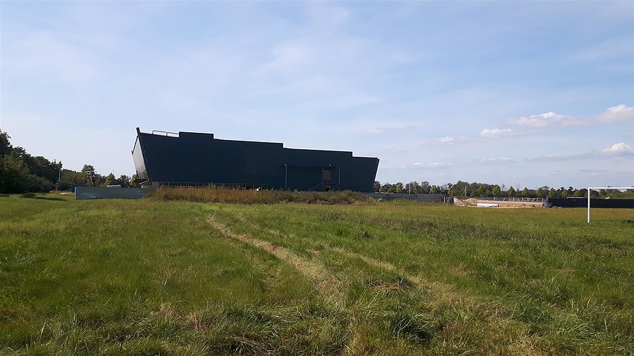 Wyrosła w polu hala sportowa