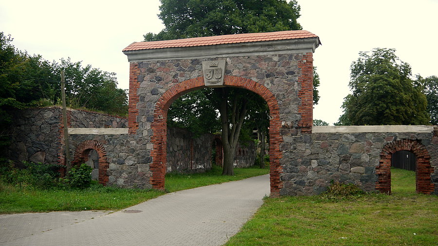 Monumentalna brama do majątku w Niesporowicach, wewnątrz wygląda znacznie gorzej