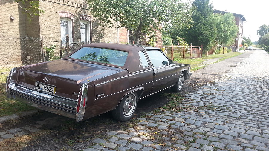 Cadillac Eldorado przy drodze na dworzec kolejowy w Twardawie