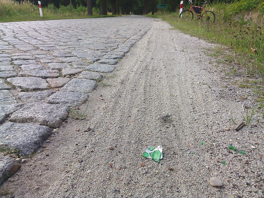 Demotywator dla szosowców: albo po kamolach, albo po szkłach ;]