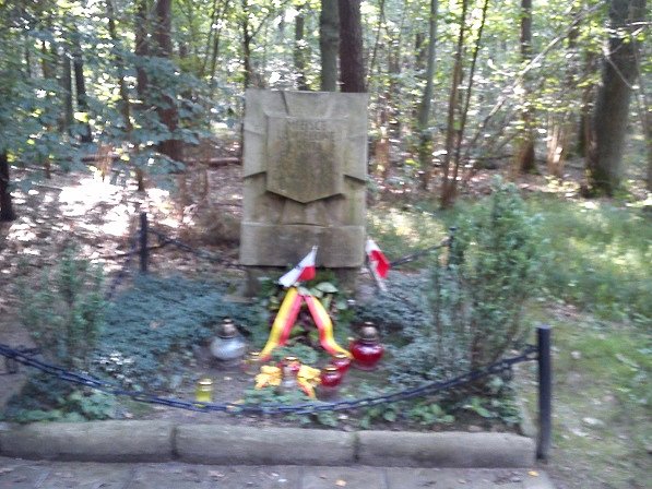 Tablica upamiętniająca miejsce straceń Polaków w Lesie Kabackim