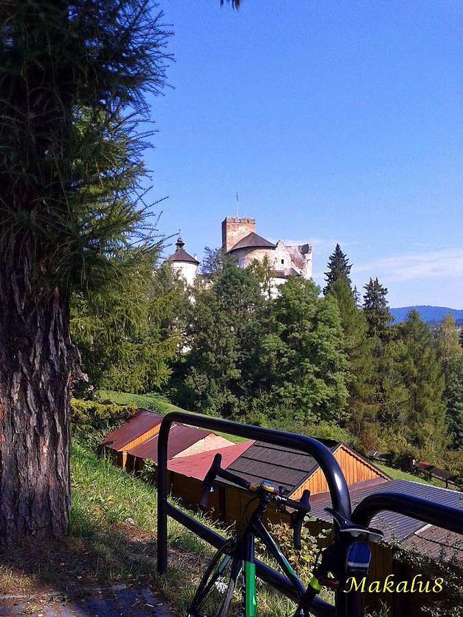 Szosa pod zamkiem w Niedzicy