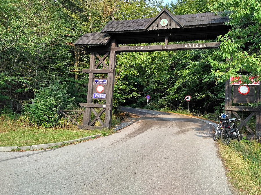 Wjazd do Puszczy Jodłowej