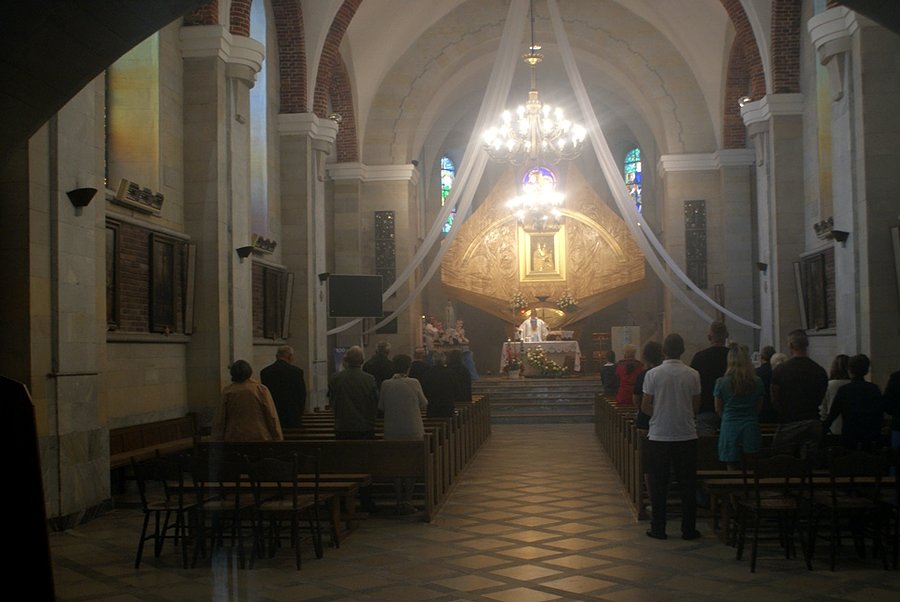 Wnętrze kościoła w Czarnej, gm. Stąporków - przez szybę