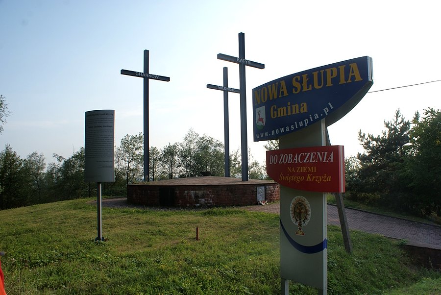 Trzy Krzyże Katyńskie przy parkingu na wjeździe na Łysą Górę