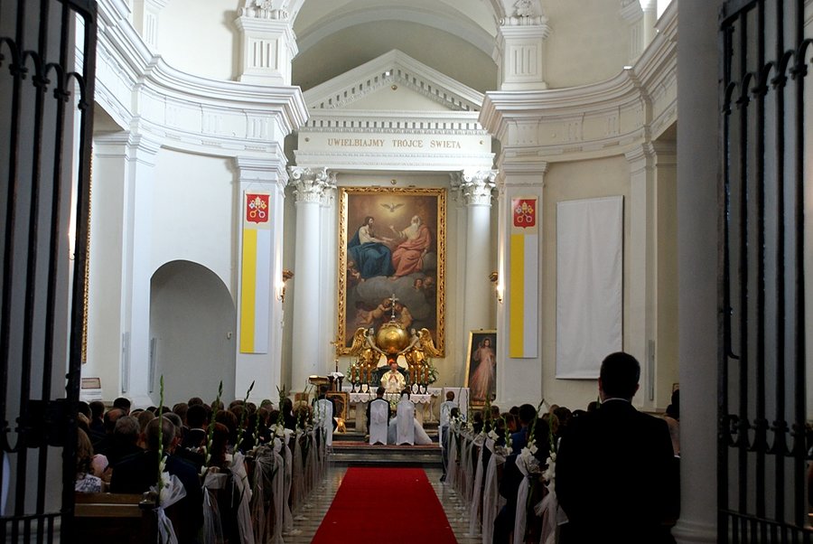 We wnętrzu Bazyliki odbywa się ceremonia ślubna