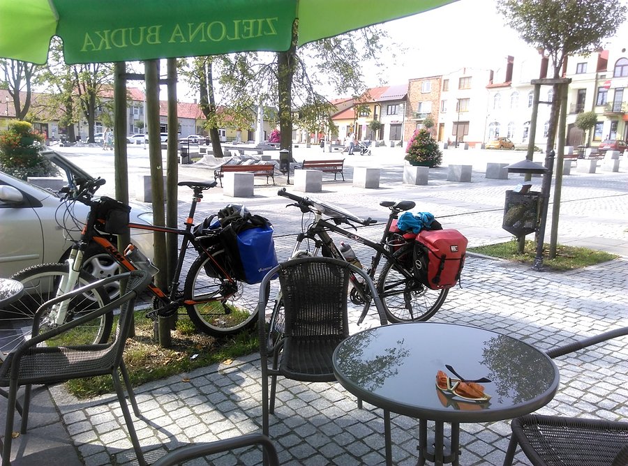 Przed kawiarenką na małogoskim rynku