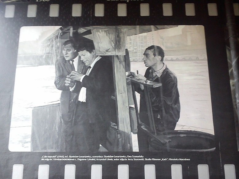 Mural ze sceną filmu "Cała naprzód" - Maklakiewicz , Cybulski, Litwin ( ten od psa Cywila)