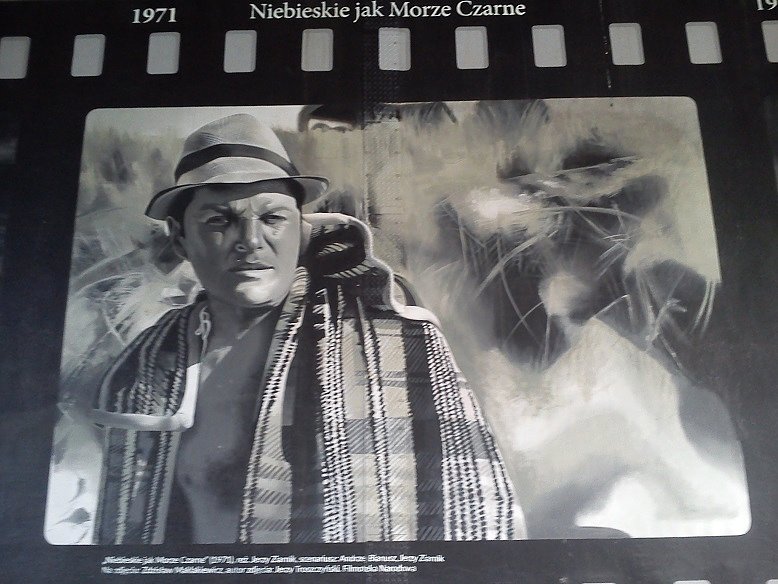 Mural ze sceną filmu "Niebieskie jak Morze Czarne " - Maklakiewicz , Himmilsbach