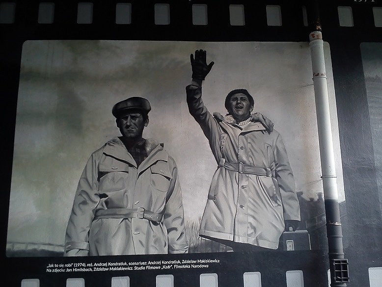Mural ze sceną filmu "Jalk to się robi " - Maklakiewicz , Himmilsbach
