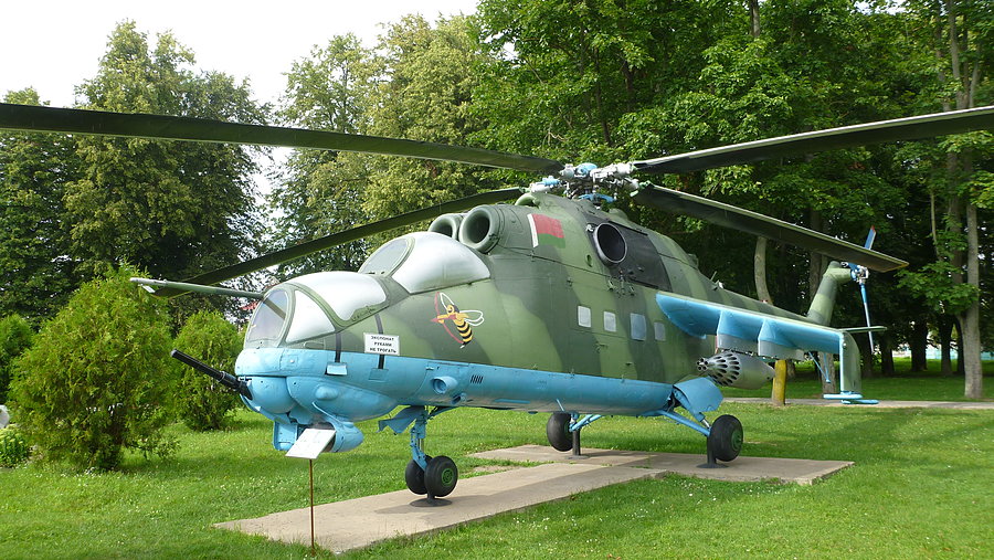 Na pomnikach wciąż militaria Mi24