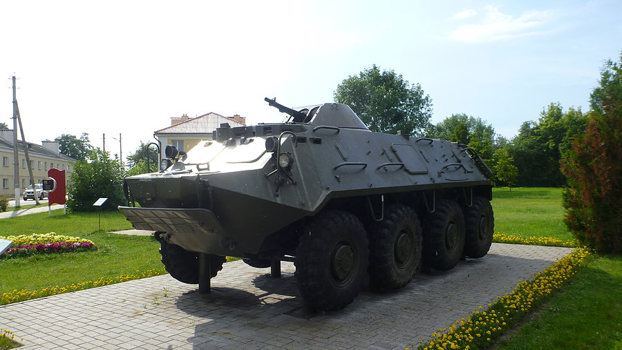 Na pomnikach wciąż militaria Btr60