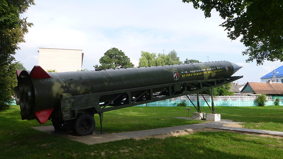 Na pomnikach wciąż militaria R12 Moskwa-Waszyngton