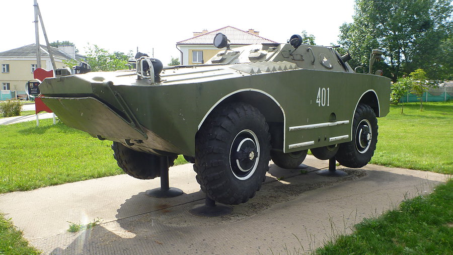 Na pomnikach wciąż militaria BRDM