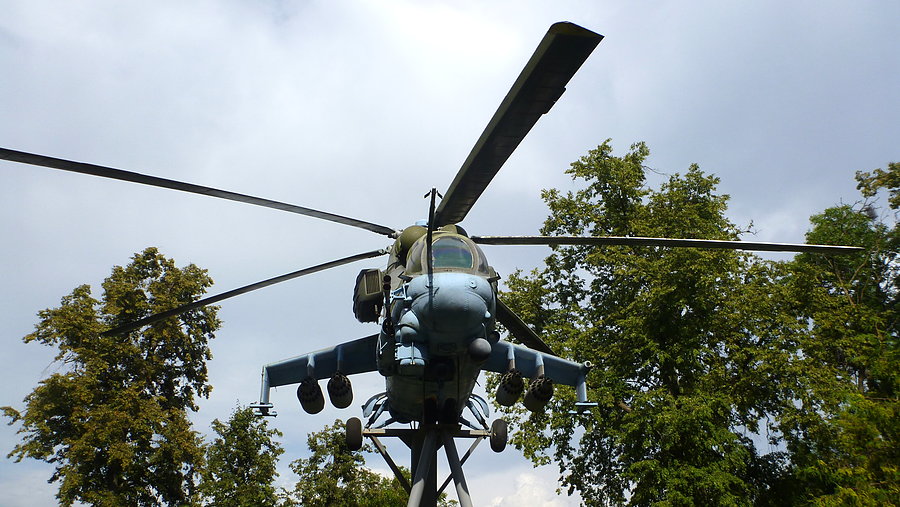 Na pomnikach wciąż militaria Mi24