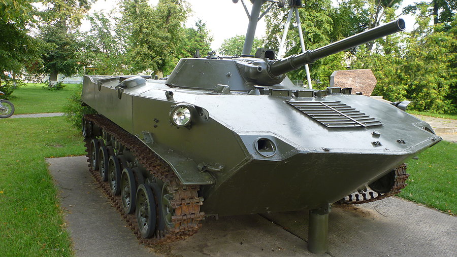 Na pomnikach wciąż militaria BMP1