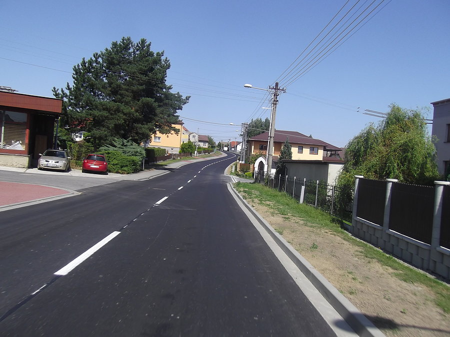 Przejazd przez Markvartovice po świeżym asfalcie