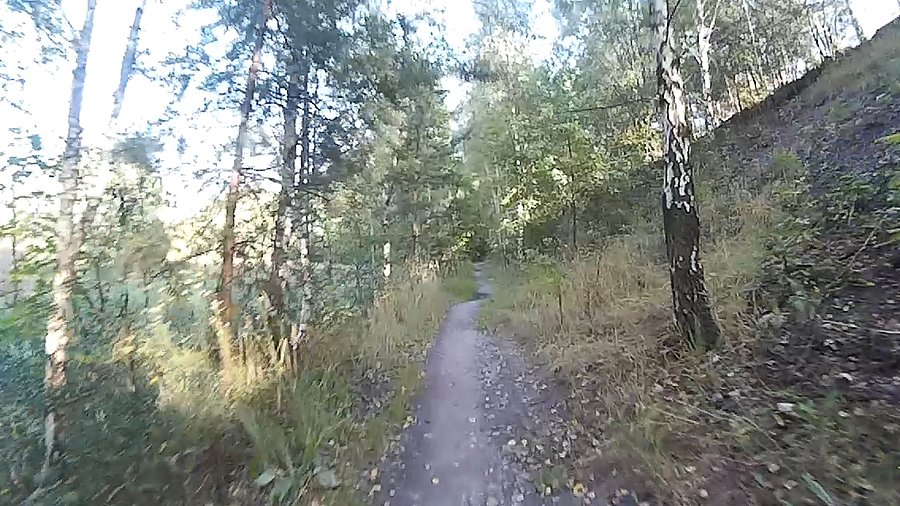 Ścieżka po nasypie kolejowym