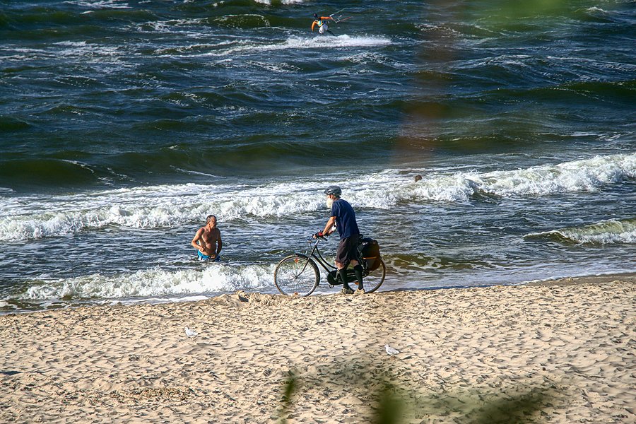 Siwobrody próbuje jechać plażą :)