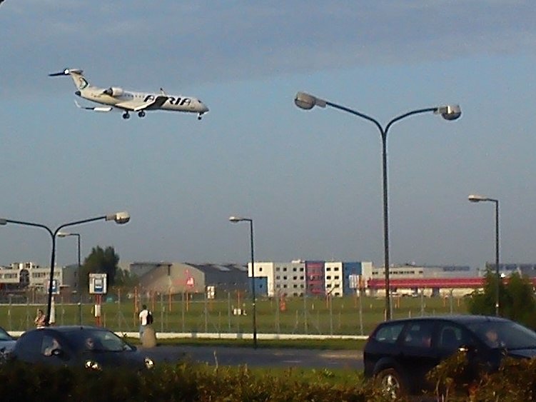 Bombardier CRJ 100 lub 200 podchodzi do lądowania