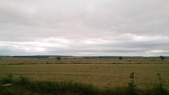 Ciemne chmury nad polami