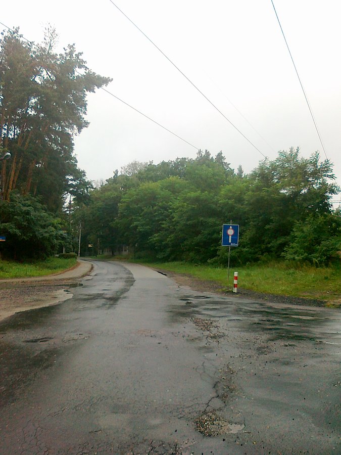 Nieco dalej jest zamknięty przejazd przez Izabelin