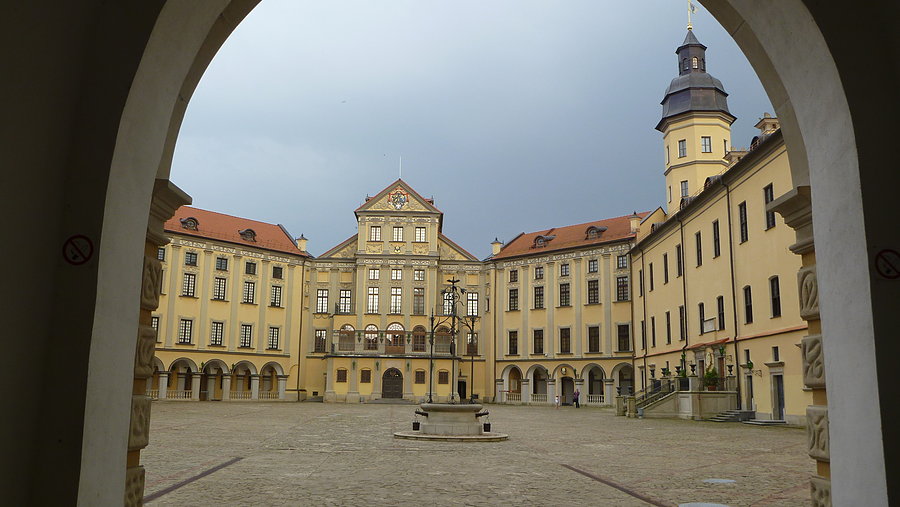 Zamek w Nieświeżu dziedziniec
