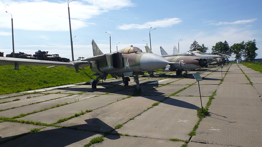 Su 25 i MiG 23