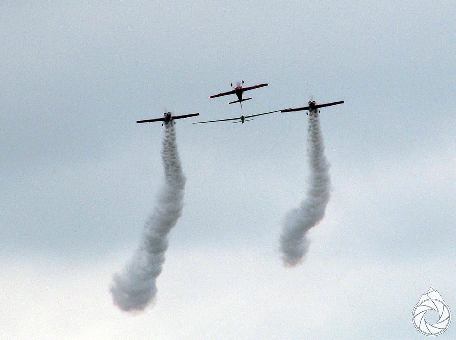Rozpylanie chemtrailsów podczas pokazu lotniczego w Krośnie