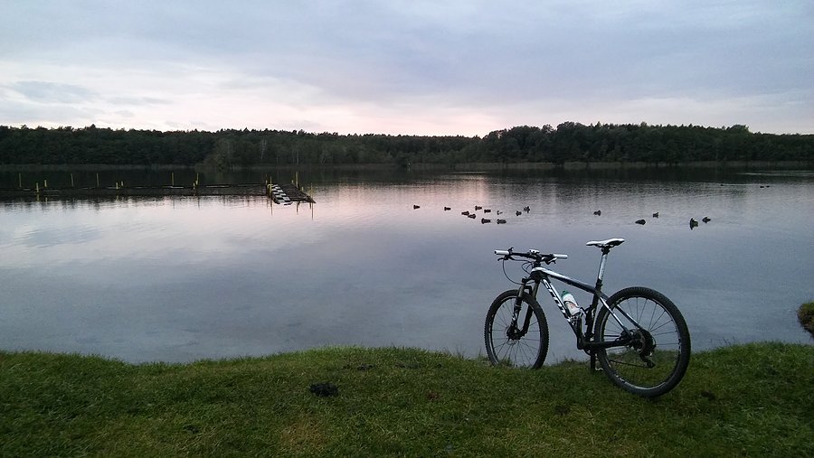 Przedwieczorny klimacik nad Strzeszyńskim. Stary pomost idzie do rozbiórki