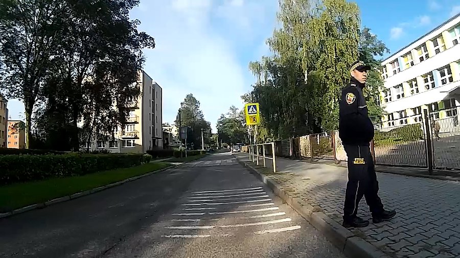 Strażnik miejski przy szkole w Zabrzu