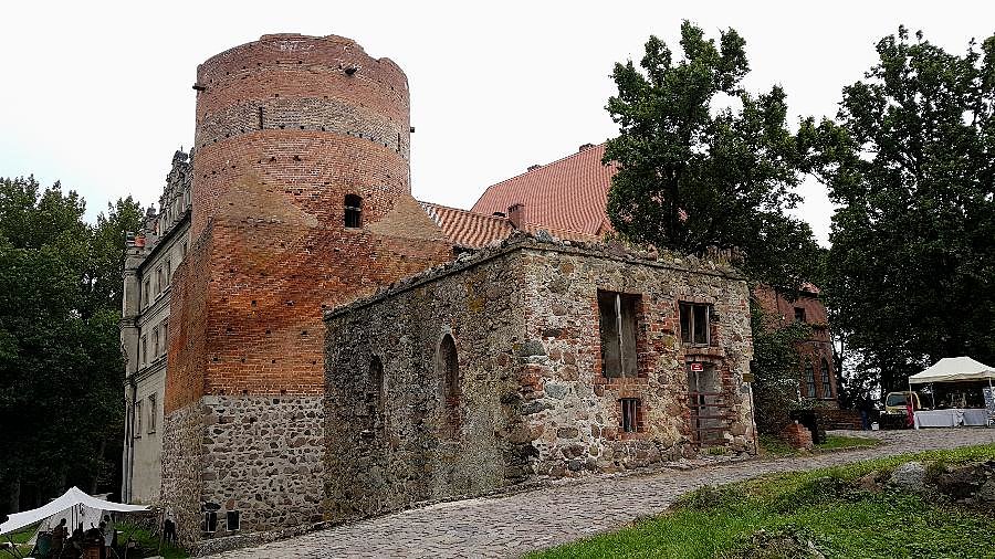 Pęzino (niem.Pansin) Zamek z k. XIV w