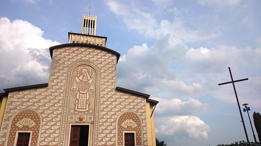Na peron przyjechałam za wcześnie, więc odwiedziłam Sanktuarium Trójcy Przenajświętszej i świętej Anny