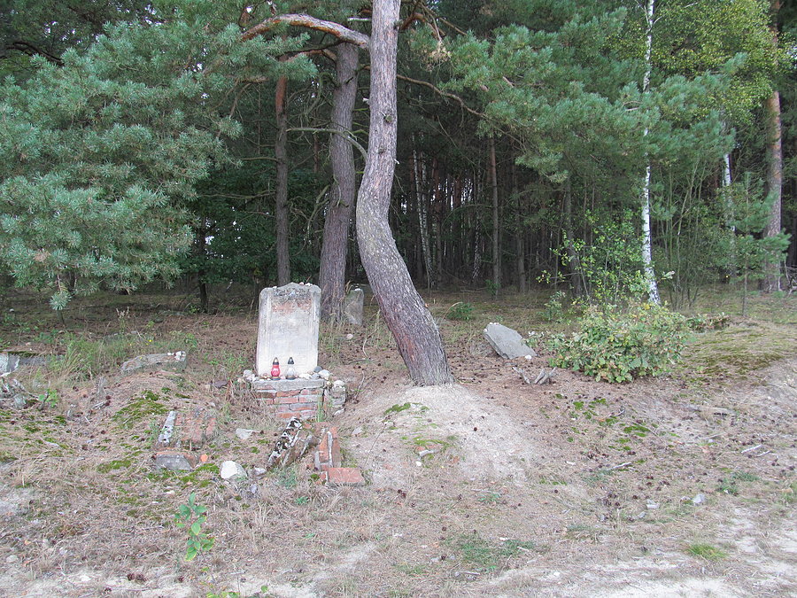 Inowłódz - ruiny cmentarza Żydowskiego
