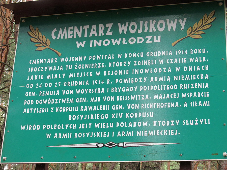 Tablica informacyjna przed cmentarzem
