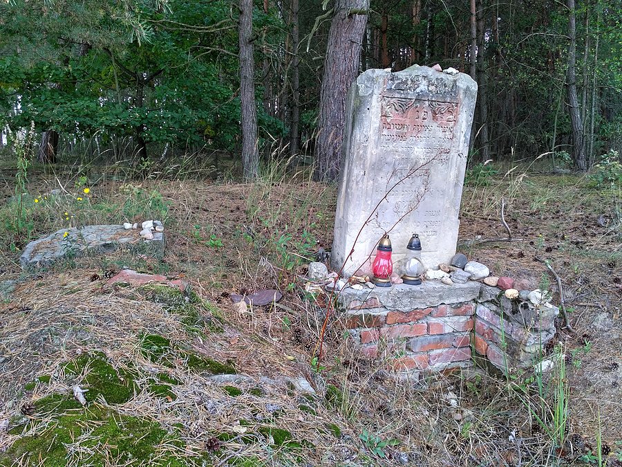 Macewy na starym cmentarzy w okolicach Inowłodza