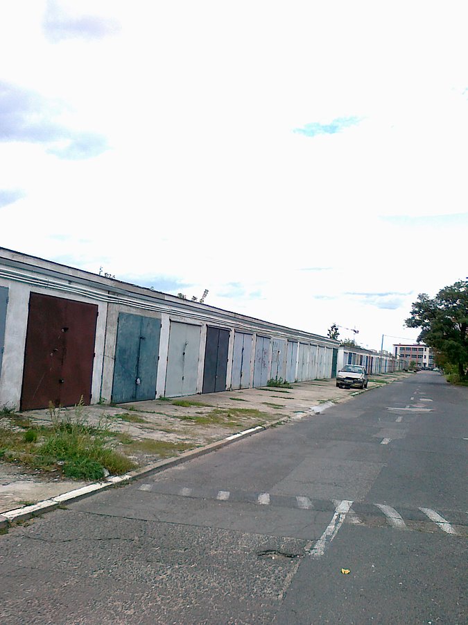 A tu betonowe bunkry, czyli garaże na Himalajskiej