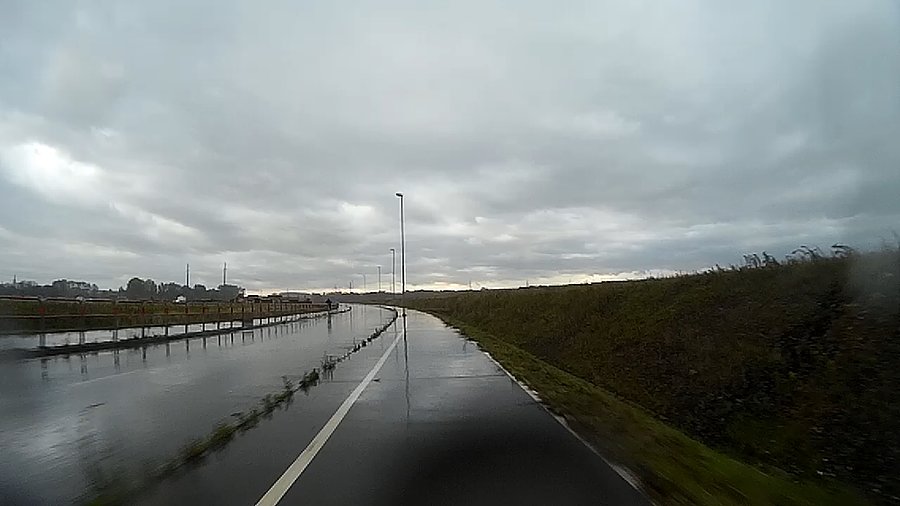 Gdzieś na horyzoncie widać rozświetlone niebo