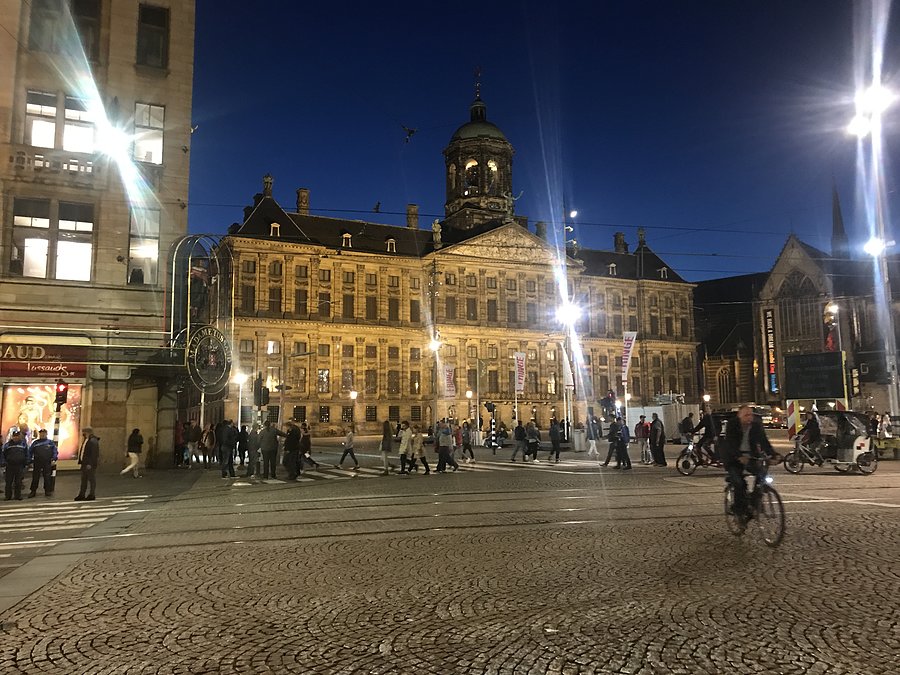 Plac Damm wieczorem