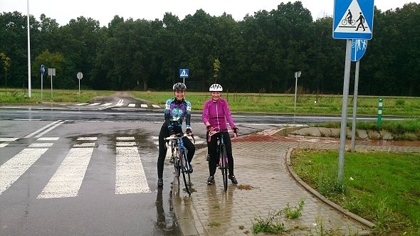 Rowerzystki w deszczu