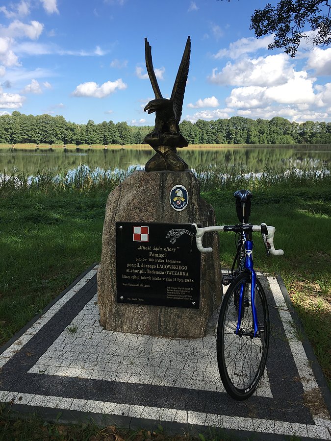 Pomnik lotników nad Jeziorem Królewskim