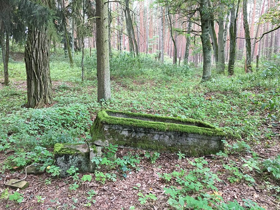 Pozostałości nagrobków
