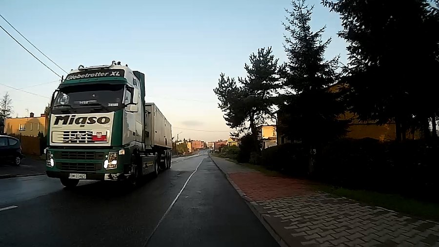 Ciekawe z jaką prędkością gość jechał?