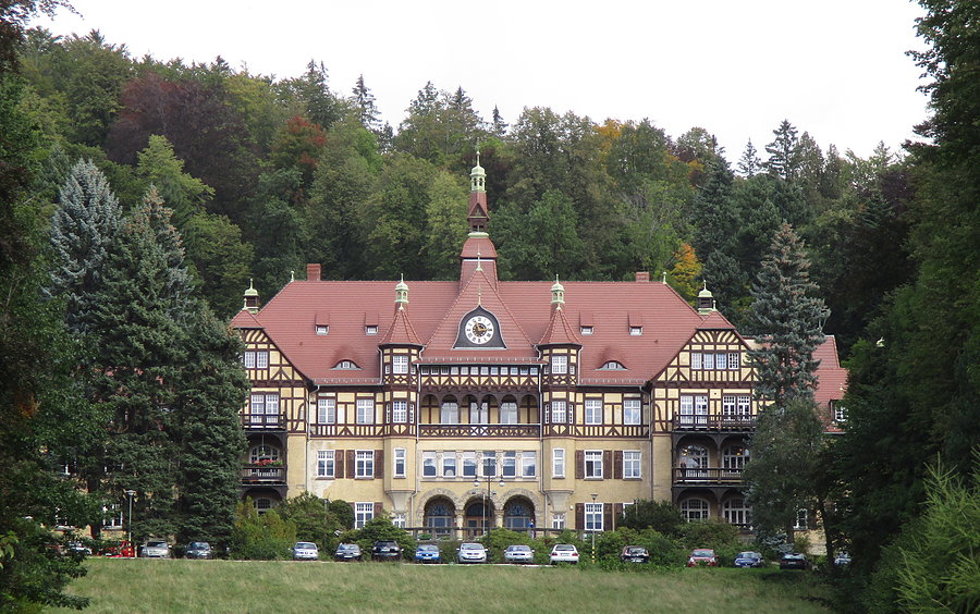 W Kowarach jest pełno poniemieckich architektonicznych budynków, w różnym stanie