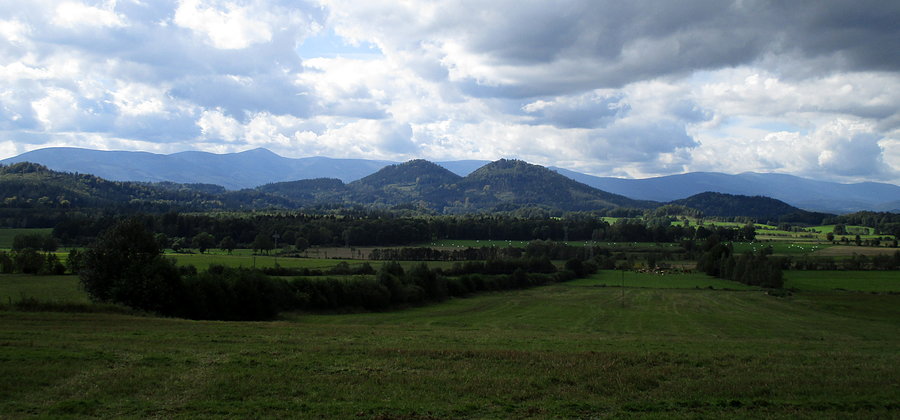 Panoramka na prawie całe Karkonosze delikatnie zasłonięta przez dwie górki (skojarzenia...) :)